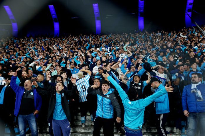 Bengalas, juego de luces y fuegos artificiales: el espectacular recibimiento de Racing ante Flamengo