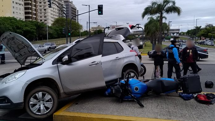 Detuvieron a tres ciudadanos chilenos tras una persecución que terminó sobre la avenida 9 de Julio