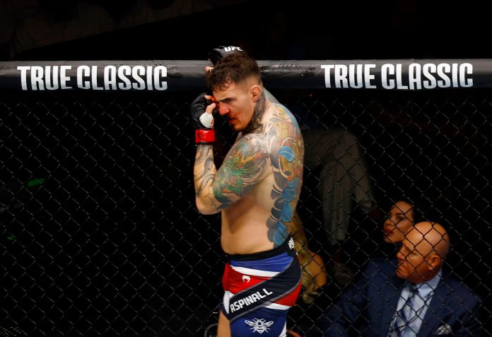 Polémica en la UFC: le hizo “piquete de ojos” a su rival, lo dejó fuera de combate y la pelea quedó en suspenso