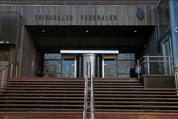 Sobreseyeron a una mujer de una causa por drogas luego de llevar 60 bizcochuelos a un centro comunitario