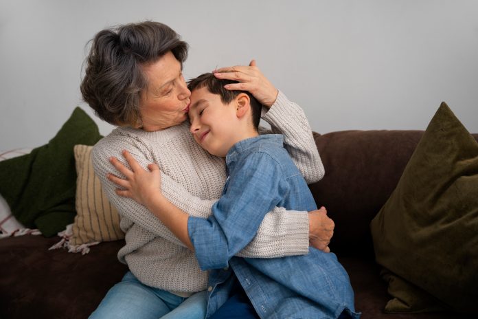 Abuelos y nietos, jóvenes y ancianos: por qué es clave la convivencia intergeneracional