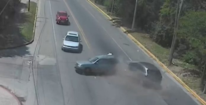 Brutal choque múltiple en Córdoba: una conductora tuvo que ser rescatada y dos mujeres terminaron internadas