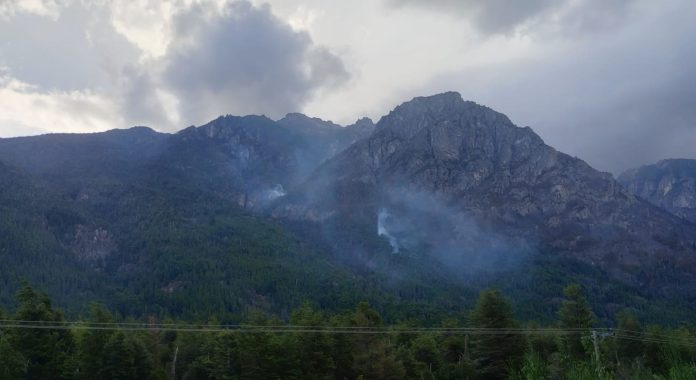 Contuvieron un 80% del incendio en Epuyén, pero advirtieron por la llegada de una “temporada complicada”