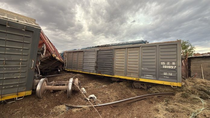 Córdoba: un camión que llevaba rollos de alfalfa chocó contra un tren de carga