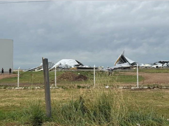 Destrozos, daños en viviendas y barrios enteros sin luz: lo que dejó el temporal de viento y lluvia en varias provincias