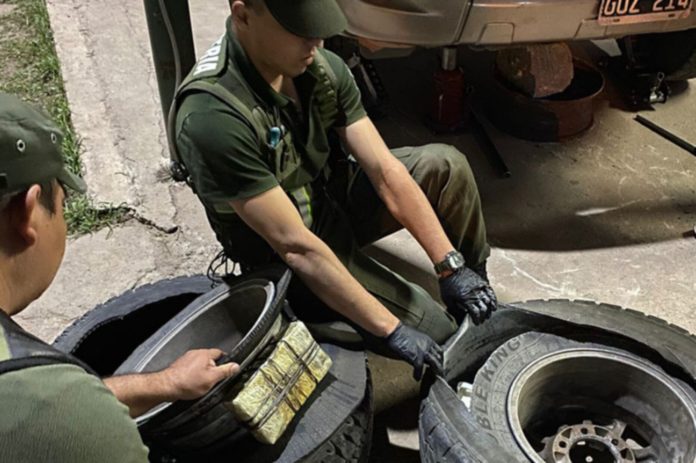 Detuvieron en Corrientes a un taxista por participar en un transporte de cocaína en dos neumáticos