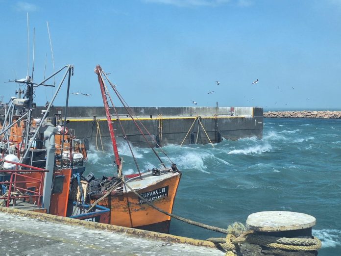 El viento hundió tres barcos en Caleta Olivia en medio de un temporal extremo en la Patagonia