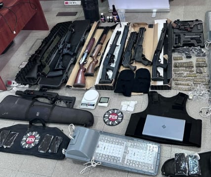 En Rosario secuestraron un arsenal con fusiles semiautomáticos y hay ocho detenidos