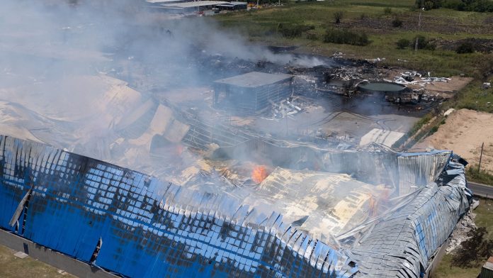 Gas butano, fósforo rojo y tóxicos: qué había dentro de la empresa en la que se inició el incendio en Ezeiza