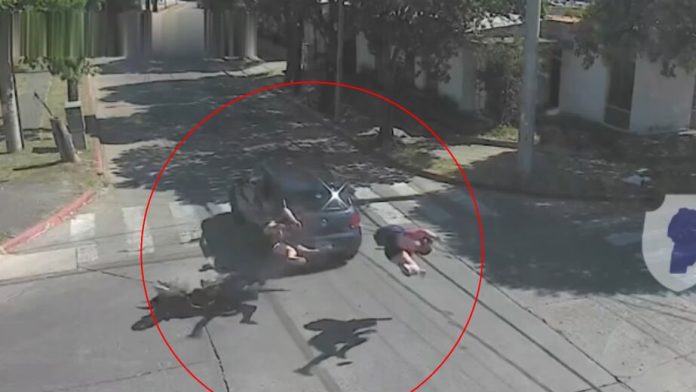 Impactante accidente en Córdoba: una moto embistió a un auto y los ocupantes salieron despedidos
