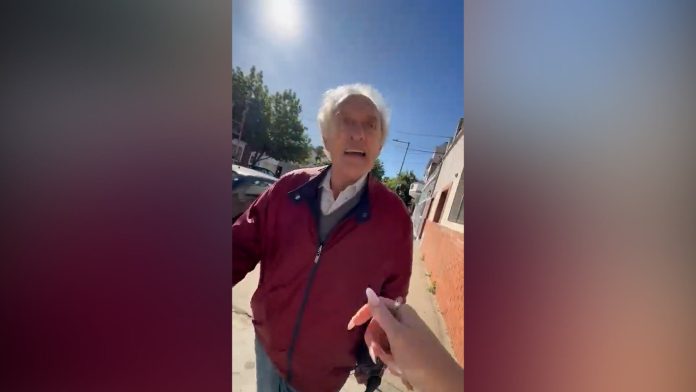 Imputaron al jubilado que le pegó una trompada a su vecina por estacionar mal el auto