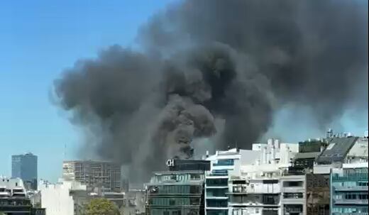 Incendio en pleno microcentro: evacuaron a más de 200 personas de un edificio en donde funciona una aseguradora
