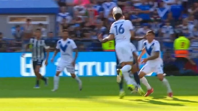 La grave lesión en la cara que sufrió una figura de Vélez tras chocar con un rival en la derrota contra Talleres