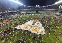 Lograron ascender después de 32 años y festejaron con la imagen de una virgen en el campo de juego