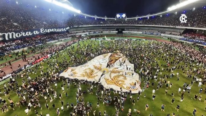 Lograron ascender después de 32 años y festejaron con la imagen de una virgen en el campo de juego