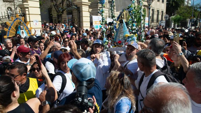 Procesiones latinoamericanas: la manifestación más poderosa de identidad y fe en un continente que, a su manera, sigue creyendo
