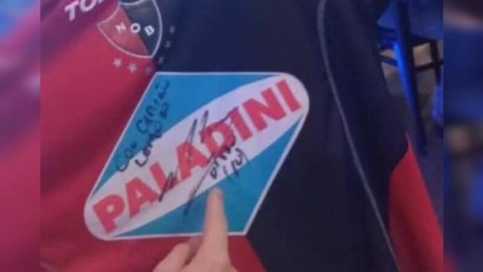 Robaron una camiseta de Newell’s que tenía la firma de Diego Maradona cuando la exhibían en un museo