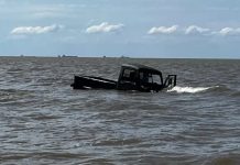 Se metieron con su camioneta al Río de la Plata, quedaron atascados y el agua tapó el vehículo: salieron nadando