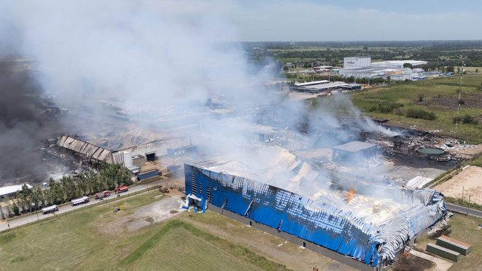 Tras el fuego en Ezeiza, las aseguradoras inspeccionan las empresas afectadas: “Parece una zona de guerra”