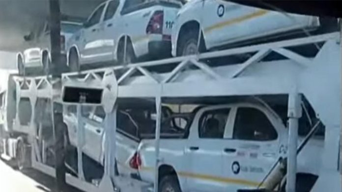 Un camión mosquito quedó atascado bajo un puente en la Panamericana