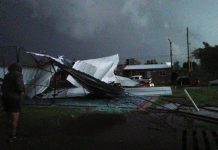 Un fuerte temporal de lluvia, viento y granizo azotó al partido de Bolívar: techos volados y árboles caídos