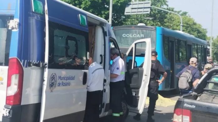 Una joven murió atropellada por un colectivo en Rosario cuando un conductor abrió la puerta del auto y la empujó