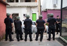 Una nueva banda peruana de la villa Zavaleta secuestró a un joven: hay tres policías detenidos