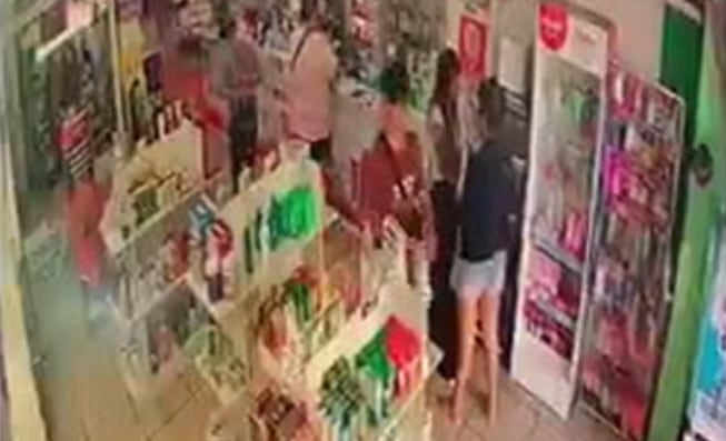 Video: así dos mecheras vaciaron una estantería de una farmacia de La Plata en cuestión de minutos