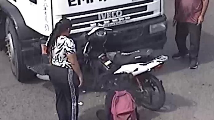 Video: el violento choque frontal entre una moto y un camión en Don Torcuato