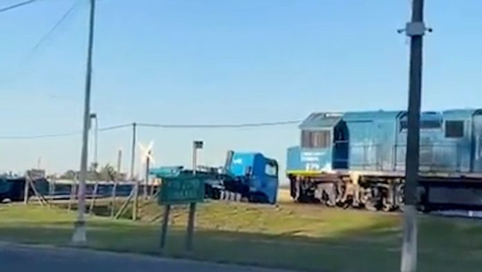 Video: un camión quedó varado en las vías y un tren de carga lo arrolló en Santa Fe