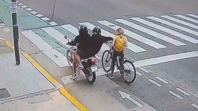 Video: un motochorro intentó robarle a una turista rusa, forcejearon y ella logró retenerlo hasta que lo arrestaron