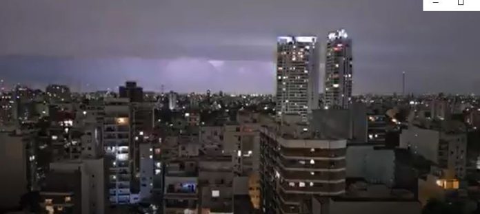 Viento, lluvia y una intensa actividad eléctrica: así comenzó a sentirse la tormenta en el AMBA
