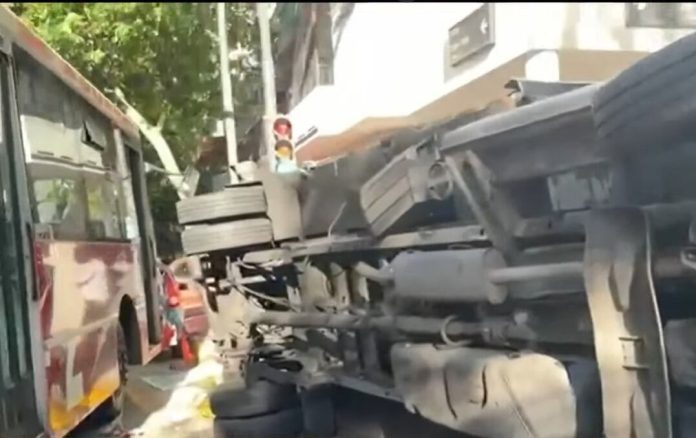 Violento accidente en Almagro: un colectivo de pasajeros chocó con una camioneta, que terminó volcada