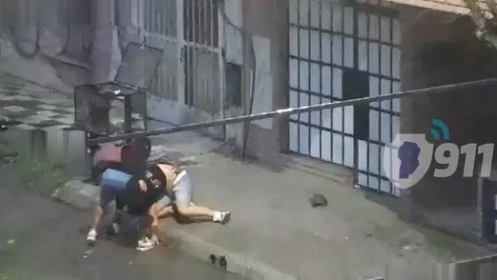 Violento robo en Córdoba: delincuentes emboscaron a un vecino y lo golpearon en el piso para sacarle el celular