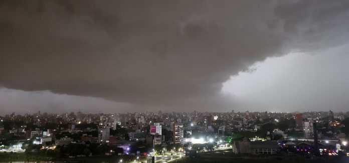 Alertas por tormentas y máximas de 34°C: así estará el tiempo hasta el domingo