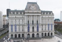 Encontraron a un empleado espiando a menores en un camarín del Palacio Libertad, se arrojó por una ventana y murió
