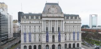 Encontraron a un empleado espiando a menores en un camarín del Palacio Libertad, se arrojó por una ventana y murió