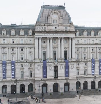 Encontraron a un empleado espiando a menores en un camarín del Palacio Libertad, se arrojó por una ventana y murió