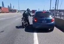 “Está re loco”: un motociclista y un conductor protagonizaron una violenta pelea en plena autopista Buenos Aires-La Plata