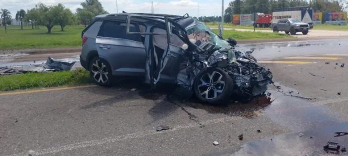 Impactante accidente en Santa Fe: un auto se incrustó contra un camión de carga y quedó destruido