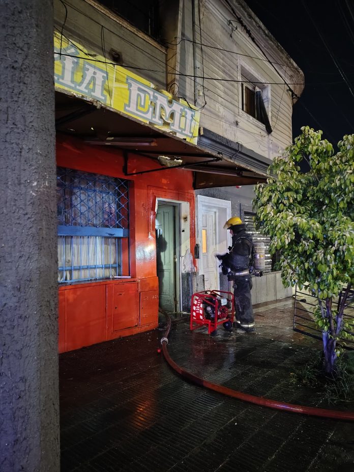 Un incendio consumió una casa en Córdoba: internaron a un nene de 9 años y a una mujer de 70