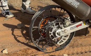 Destrozó su rueda, se negó a abandonar y decidió seguir adelante sin neumático: el video viral que expone las exigencias del Rally Dakar