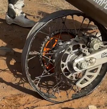 Destrozó su rueda, se negó a abandonar y decidió seguir adelante sin neumático: el video viral que expone las exigencias del Rally Dakar