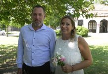 Una pareja decidió casarse este martes 13 y se cortó la luz: la divertida reacción de los novios