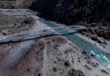 Cuyín Manzano: tras 33 años de aislamiento, se firmó el permiso que destraba la obra para hacer una pasarela peatonal