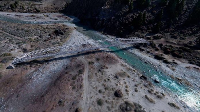 Cuyín Manzano: tras 33 años de aislamiento, se firmó el permiso que destraba la obra para hacer una pasarela peatonal