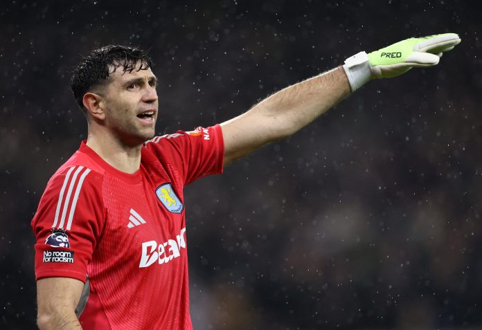 Dura derrota del Aston Villa del Dibu Martínez contra el equipo que va último en la Premier League: cómo quedó la pelea por el título