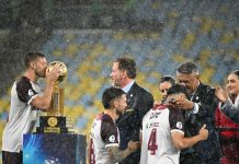 El efusivo festejo del Chiqui Tapia con el presidente de Lanús Nicolás Russo en el Maracaná tras la consagración en la Recopa ante Flamengo