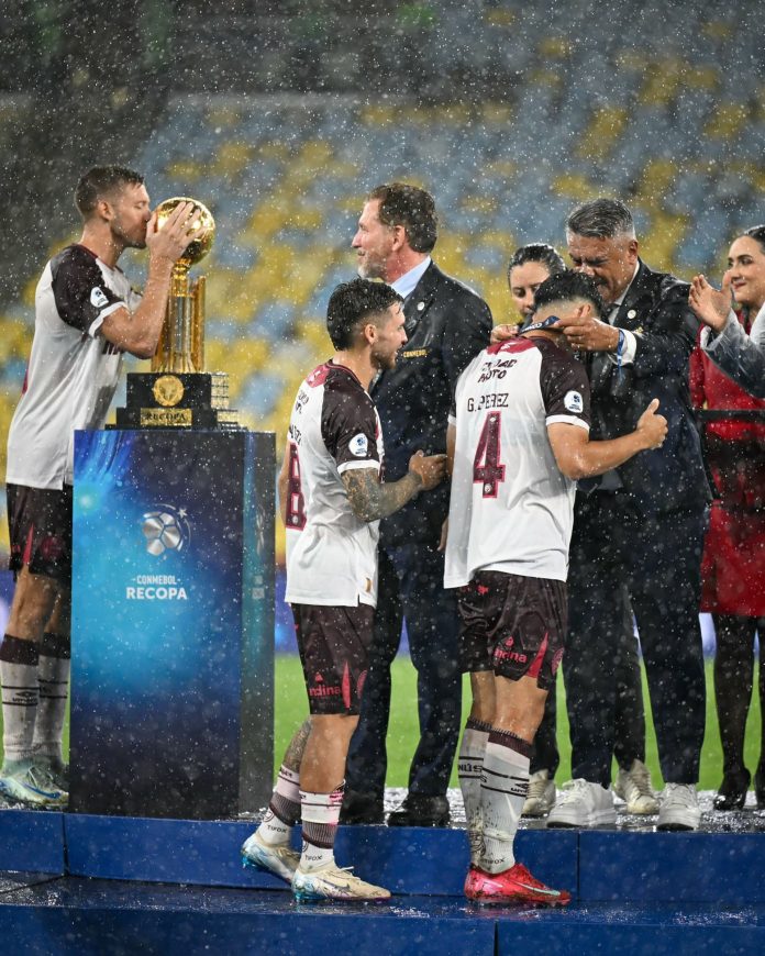 El efusivo festejo del Chiqui Tapia con el presidente de Lanús Nicolás Russo en el Maracaná tras la consagración en la Recopa ante Flamengo