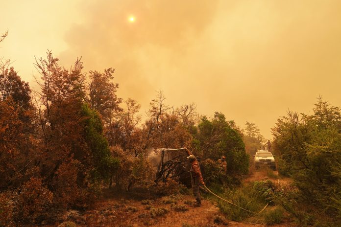 Incendios en Chubut: el avance del fuego obligó a pausar las tareas de combate y cortar la ruta 71